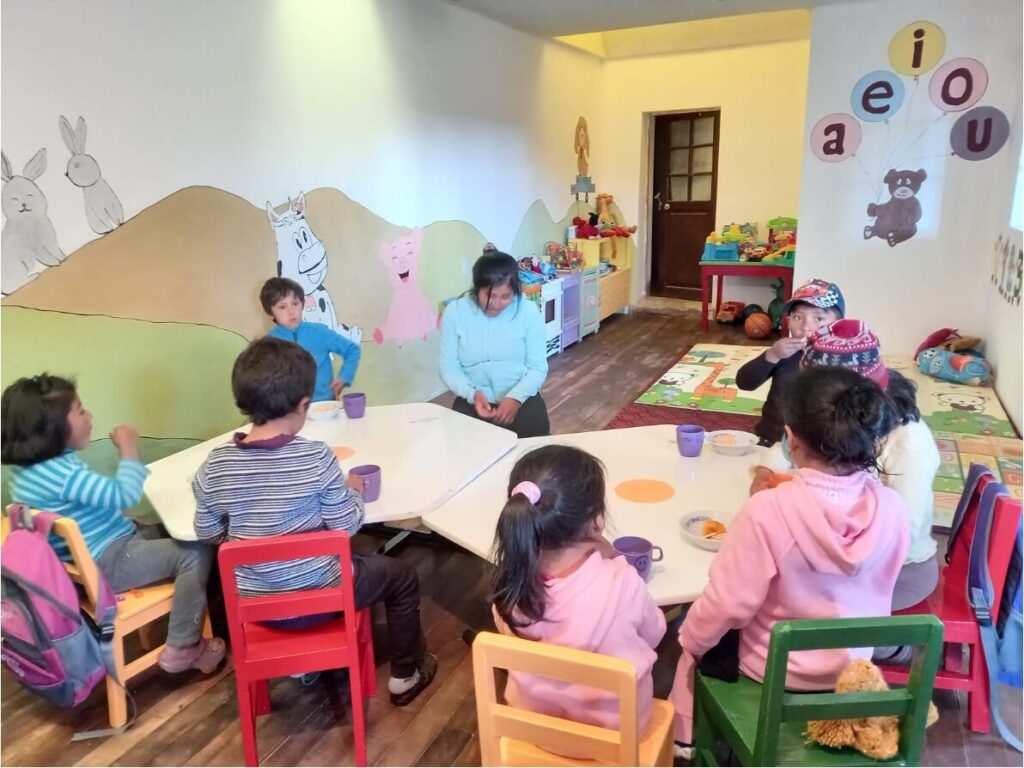 Enfants assis a table dans la structure d'accueil