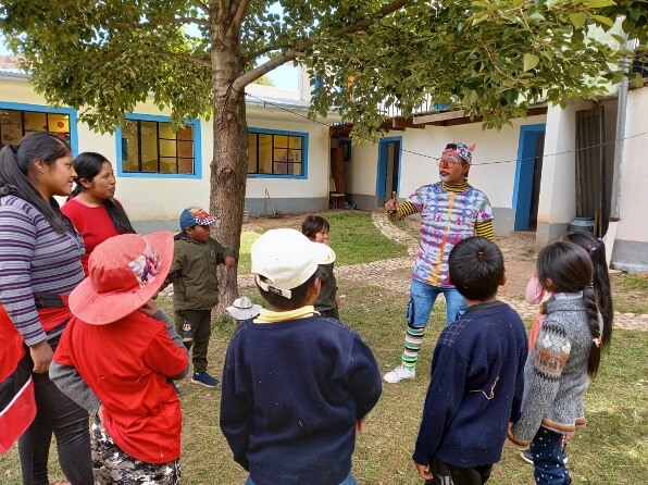 Etudiant jouant au clown devant les enfants de la structure d'accueil