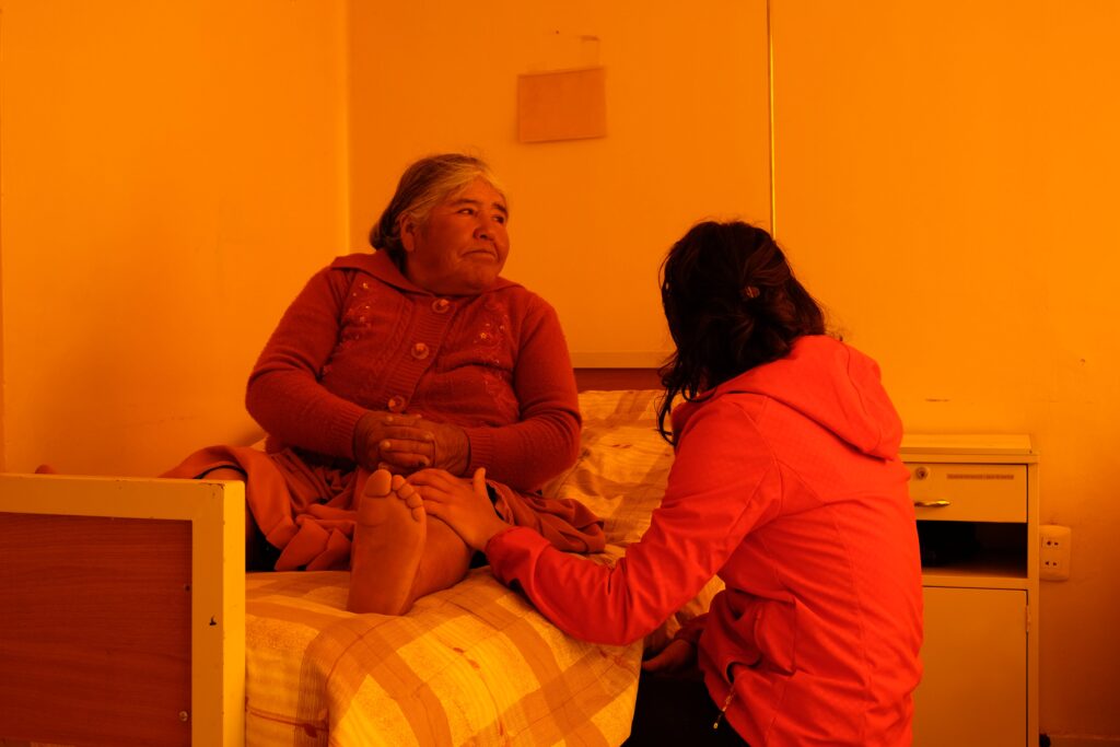 Soin kinésithérapeutique à une femme bolivienne