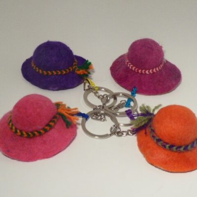 Portes-clés en forme de chapeau produits dans l'atelier d'artisanat de Penas